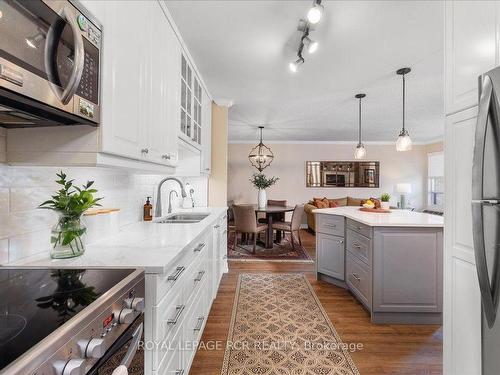 410-155 Main St N, Newmarket, ON - Indoor Photo Showing Kitchen With Double Sink With Upgraded Kitchen