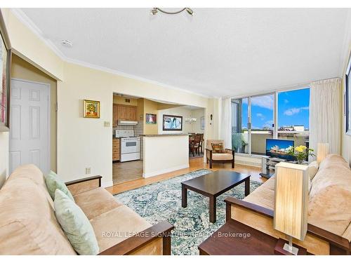 908-35 Ormskirk Ave, Toronto, ON - Indoor Photo Showing Living Room