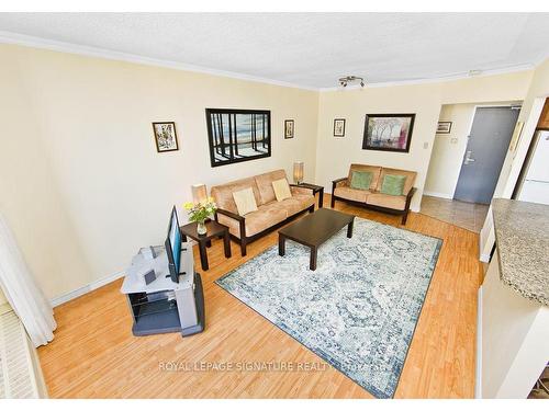 908-35 Ormskirk Ave, Toronto, ON - Indoor Photo Showing Living Room