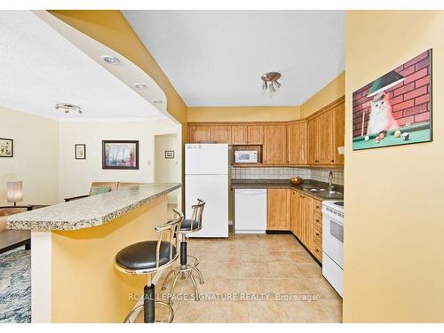 908-35 Ormskirk Ave, Toronto, ON - Indoor Photo Showing Kitchen