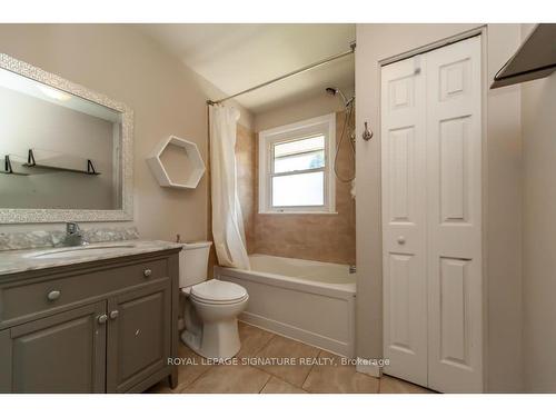 194 Loiuse St, Stratford, ON - Indoor Photo Showing Bathroom