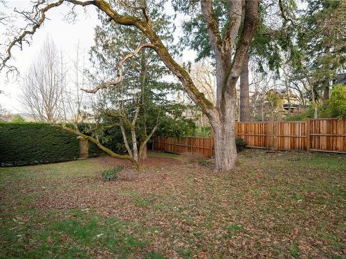 933 Woodhall Dr, Saanich, BC 