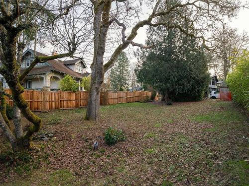 933 Woodhall Dr, Saanich, BC 