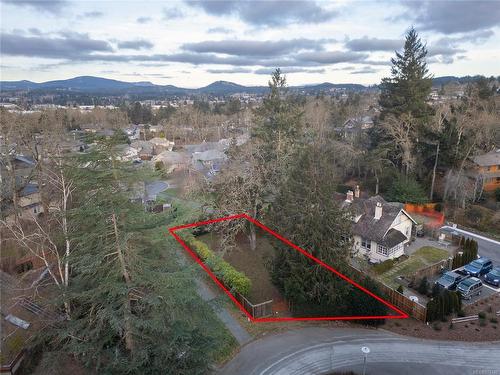 933 Woodhall Dr, Saanich, BC 