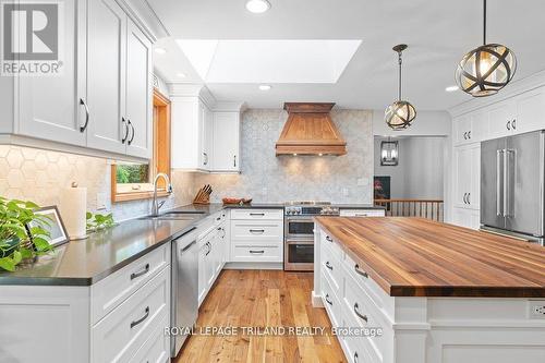 1514 Longwoods Road, Southwest Middlesex (Wardsville), ON - Indoor Photo Showing Kitchen With Upgraded Kitchen