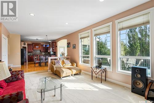 621 Brookhurst Court, Saskatoon, SK - Indoor Photo Showing Living Room