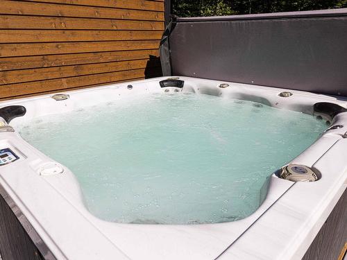 Hot tub - 123 Ch. Paquin, Sainte-Anne-Des-Lacs, QC - Outdoor