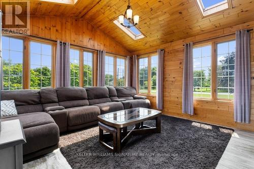 4999 Canborough Road, West Lincoln, ON - Indoor Photo Showing Living Room