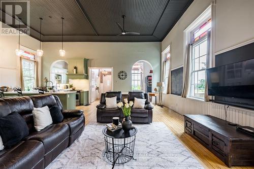 275 Valentia Road, Kawartha Lakes (Little Britain), ON - Indoor Photo Showing Living Room