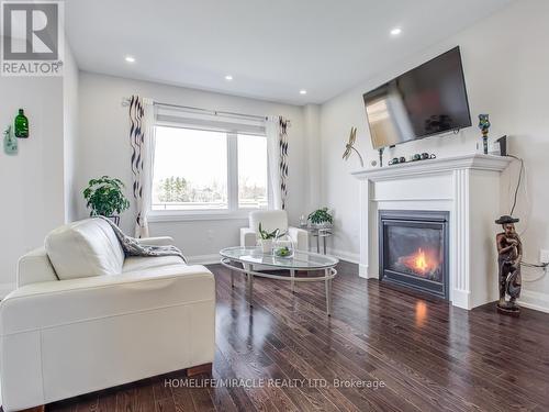 44 Festival Court S, East Gwillimbury, ON - Indoor Photo Showing Living Room With Fireplace