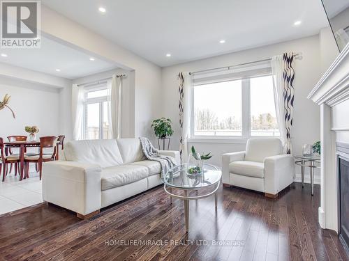 44 Festival Court S, East Gwillimbury, ON - Indoor Photo Showing Living Room With Fireplace