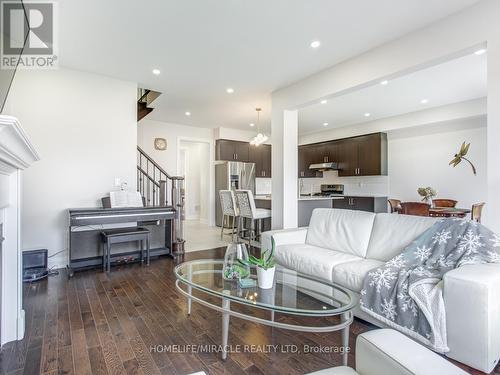 44 Festival Court S, East Gwillimbury, ON - Indoor Photo Showing Living Room