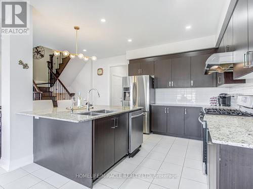 44 Festival Court S, East Gwillimbury, ON - Indoor Photo Showing Kitchen With Stainless Steel Kitchen With Double Sink With Upgraded Kitchen