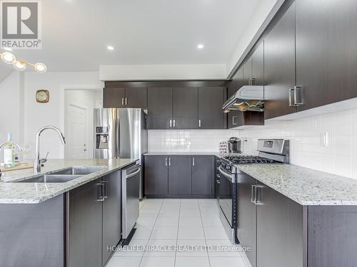 44 Festival Court S, East Gwillimbury, ON - Indoor Photo Showing Kitchen With Stainless Steel Kitchen With Double Sink With Upgraded Kitchen