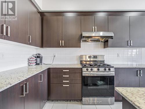 44 Festival Court S, East Gwillimbury, ON - Indoor Photo Showing Kitchen With Upgraded Kitchen