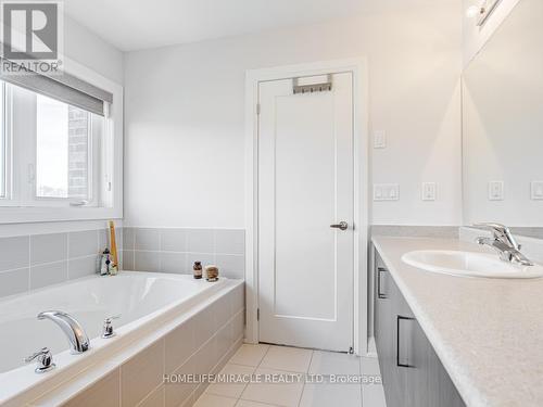 44 Festival Court S, East Gwillimbury, ON - Indoor Photo Showing Bathroom