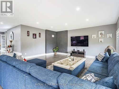 5712 Old School Road, Caledon, ON - Indoor Photo Showing Living Room