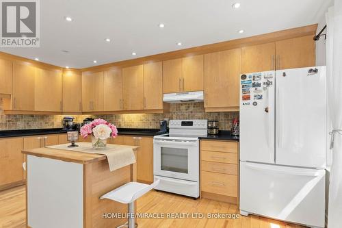 96 - 333 Meadows Boulevard, Mississauga, ON - Indoor Photo Showing Kitchen