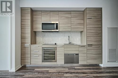 515 - 75 Canterbury Place, Toronto, ON - Indoor Photo Showing Kitchen