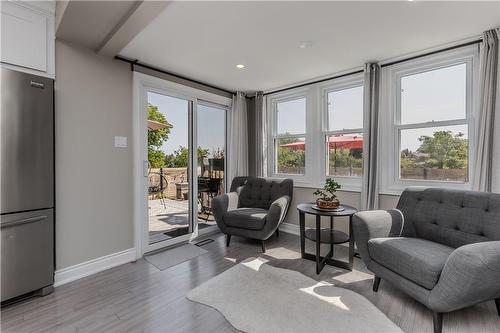 1336 Monmouth Drive, Burlington, ON - Indoor Photo Showing Living Room