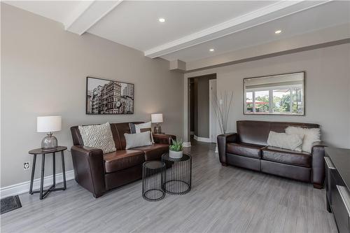 1336 Monmouth Drive, Burlington, ON - Indoor Photo Showing Living Room