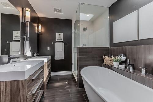 1336 Monmouth Drive, Burlington, ON - Indoor Photo Showing Bathroom