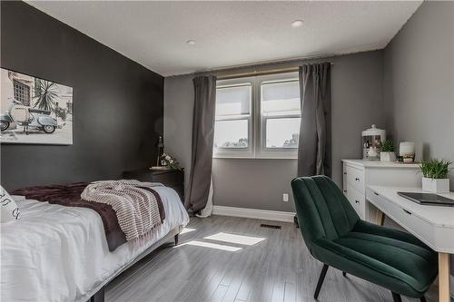 1336 Monmouth Drive, Burlington, ON - Indoor Photo Showing Bedroom