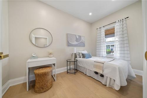 22 Windsor Street, Hamilton, ON - Indoor Photo Showing Bedroom