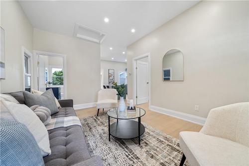 22 Windsor Street, Hamilton, ON - Indoor Photo Showing Living Room