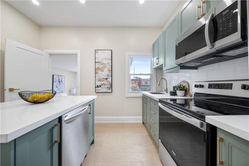 22 Windsor Street, Hamilton, ON - Indoor Photo Showing Kitchen With Upgraded Kitchen