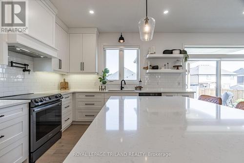 28 Hazelwood Pass N, Thames Centre (Dorchester), ON - Indoor Photo Showing Kitchen With Upgraded Kitchen