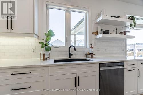 28 Hazelwood Pass N, Thames Centre (Dorchester), ON - Indoor Photo Showing Kitchen