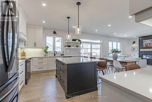 28 Hazelwood Pass N, Thames Centre (Dorchester), ON - Indoor Photo Showing Kitchen With Upgraded Kitchen