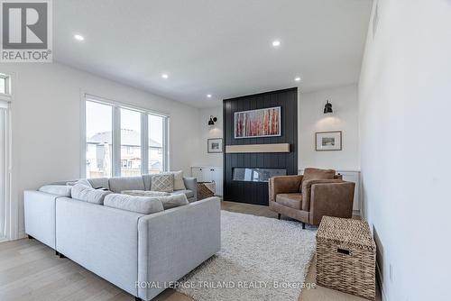 28 Hazelwood Pass N, Thames Centre (Dorchester), ON - Indoor Photo Showing Living Room With Fireplace