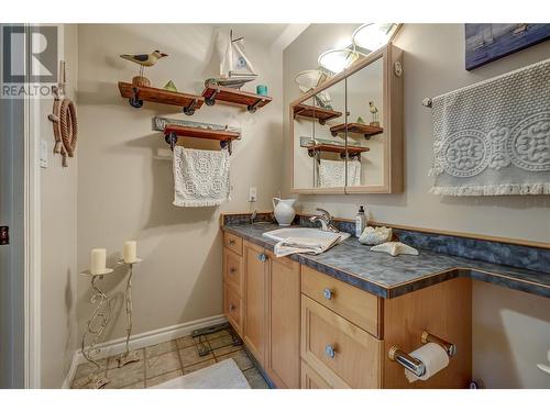 1049 Churchill Avenue Unit# 102, Penticton, BC - Indoor Photo Showing Bathroom