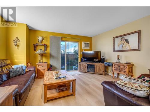 1049 Churchill Avenue Unit# 102, Penticton, BC - Indoor Photo Showing Living Room