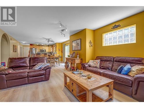 1049 Churchill Avenue Unit# 102, Penticton, BC - Indoor Photo Showing Living Room