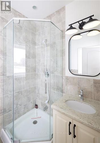 Main - 217 Donnici Drive, Hamilton (Falkirk), ON - Indoor Photo Showing Bathroom