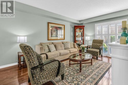 111 Magnolia Crescent, Grimsby, ON - Indoor Photo Showing Living Room