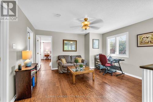 111 Magnolia Crescent, Grimsby, ON - Indoor Photo Showing Living Room