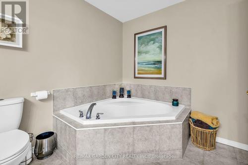 111 Magnolia Crescent, Grimsby, ON - Indoor Photo Showing Bathroom