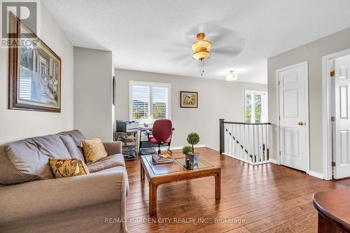 111 Magnolia Crescent, Grimsby, ON - Indoor Photo Showing Living Room