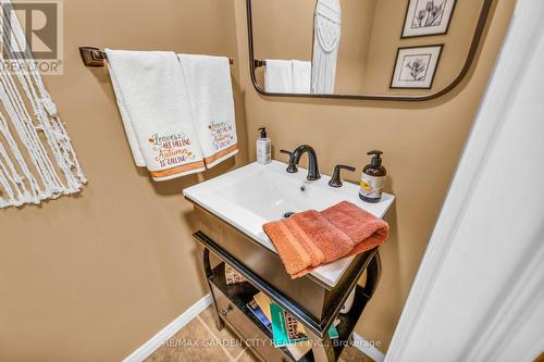 111 Magnolia Crescent, Grimsby, ON - Indoor Photo Showing Bathroom