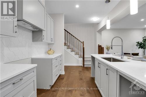 517 Paakanaak Avenue, Ottawa, ON - Indoor Photo Showing Kitchen