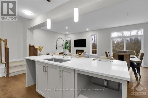 517 Paakanaak Avenue, Ottawa, ON - Indoor Photo Showing Kitchen