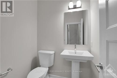 517 Paakanaak Avenue, Ottawa, ON - Indoor Photo Showing Bathroom