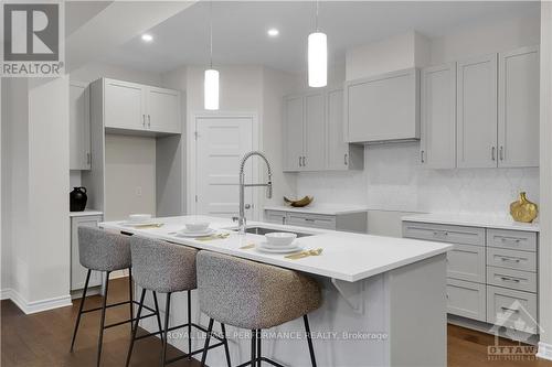 517 Paakanaak Avenue, Ottawa, ON - Indoor Photo Showing Kitchen