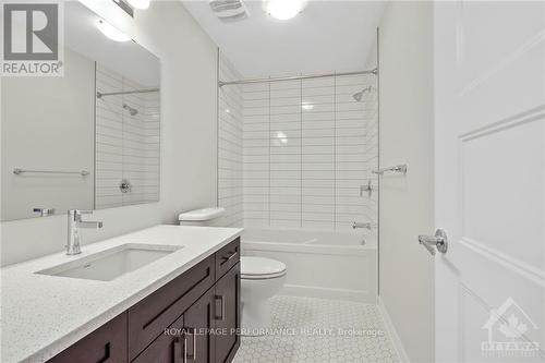 517 Paakanaak Avenue, Ottawa, ON - Indoor Photo Showing Bathroom