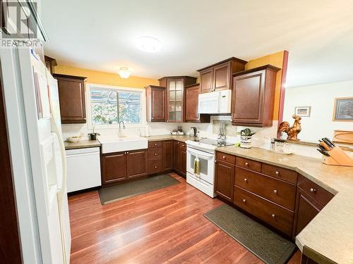 4755 Baillie Grohman Avenue, Canal Flats, BC - Indoor Photo Showing Kitchen