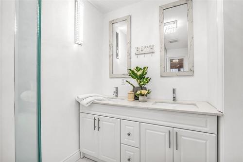 4316 Derry Road, Burlington, ON - Indoor Photo Showing Bathroom